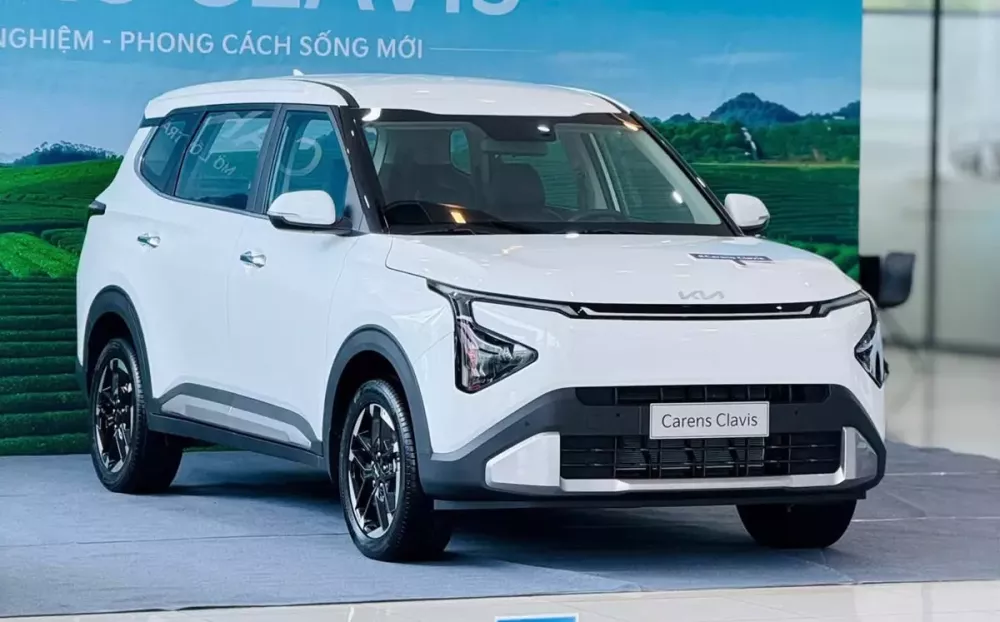 Ngắm hình ảnh "bằng xương, bằng thịt" của Kia Carens Clavis tại đại lý Việt: thiết kế mới, trang bị "xịn" hơn - Ảnh 1.