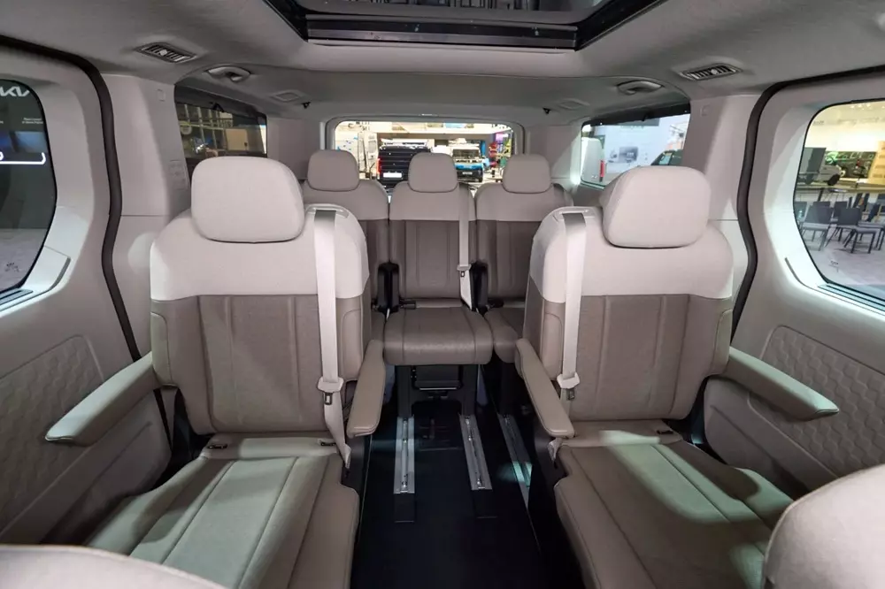 kia-pv7-passenger-1-bab0 Kia PV7 trình làng, phả hơi nóng lên Ford Transit - Ảnh 12.