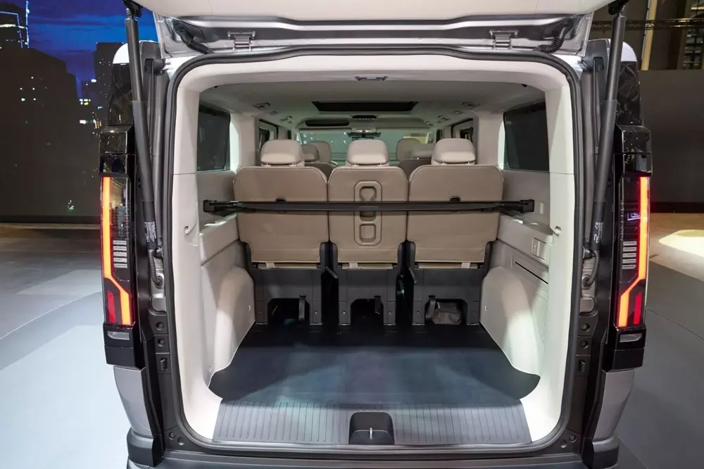 kia-pv7-passenger-5-624b Kia PV7 trình làng, phả hơi nóng lên Ford Transit - Ảnh 13.