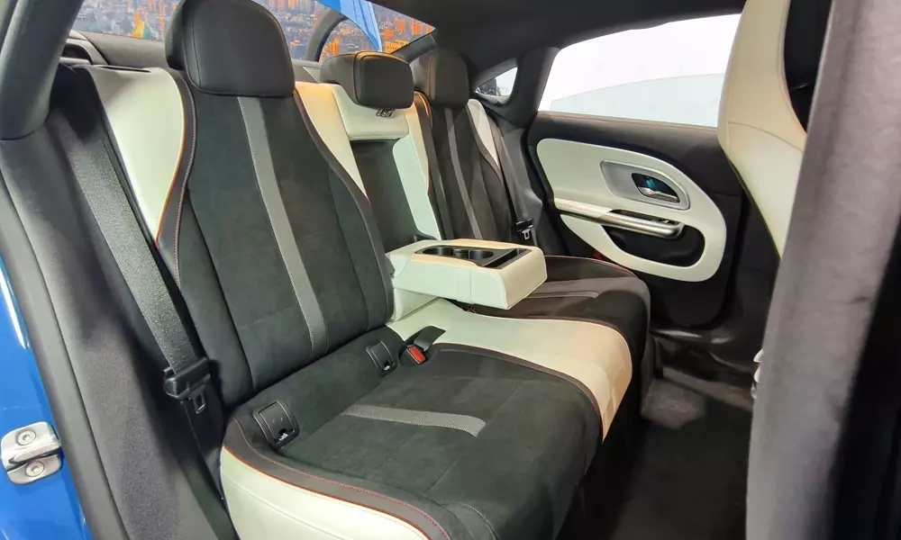 mercedes-cla-200-electric-9-977e Ghế của Mercedes-Benz CLA 200 Electric được phối 2 tông màu tương phản