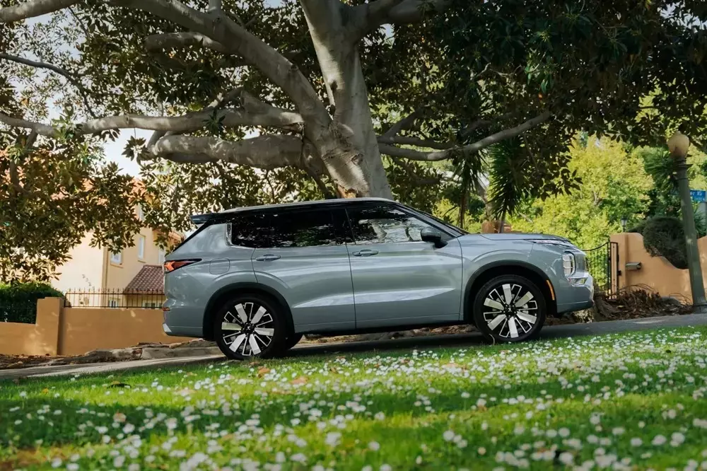 mitsubishi-outlander-2027-1-45db Mitsubishi Outlander 2027 có kích thước lớn hơn thế hệ cũ và người anh em Destinator