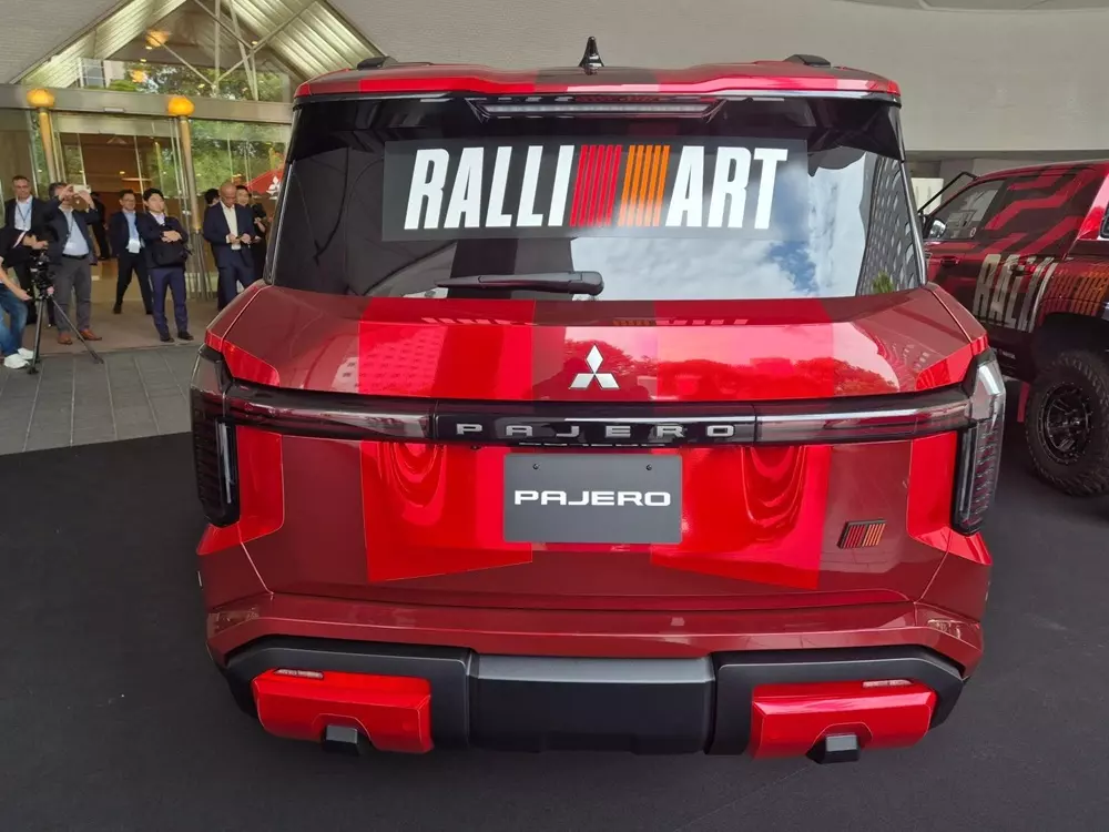 mitsubishi-pajero-ralliart-concept-4-8473 Mitsubishi Pajero Rally Concept nhìn từ phía sau
