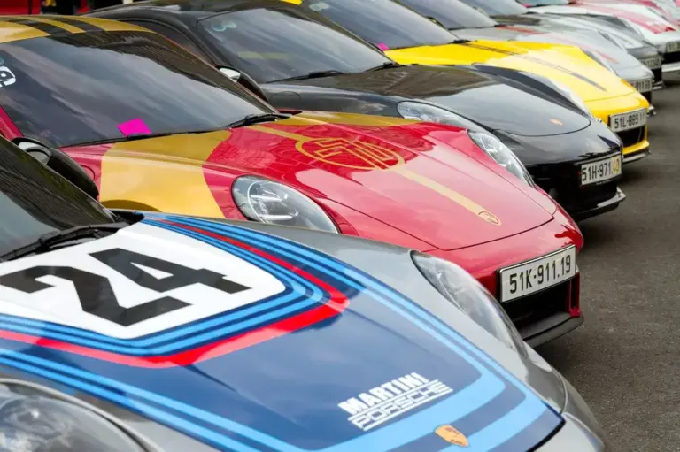 Hơn 100 chiếc xe sang Porsche cùng nhau quy tụ bên bờ sông Sài Gòn
