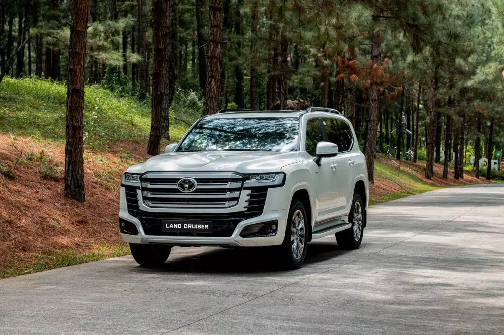 Toyota Land Cruiser 300 Series phiên bản hybrid chính thức ra mắt Việt Nam, giá từ 4,71 tỷ đồng