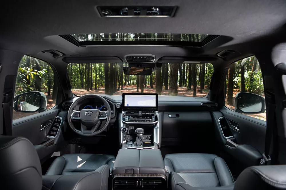 Toyota Land Cruiser 300 HEV có thêm trang bị tiện nghi như sạc không dây