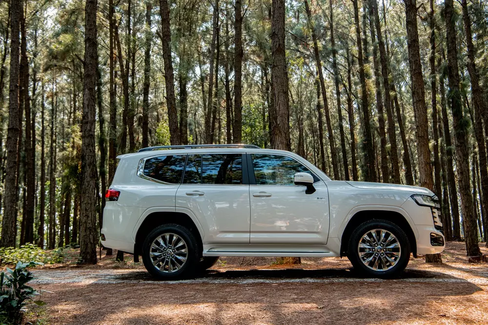 Toyota Land Cruiser 300 HEV được trang bị đèn chiếu xa tự động