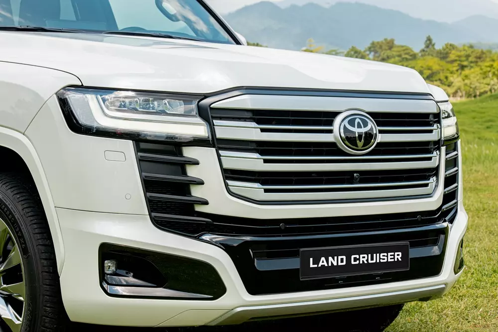 Toyota Land Cruiser 300 HEV được tinh chỉnh nhẹ ở thiết kế cản trước và sau