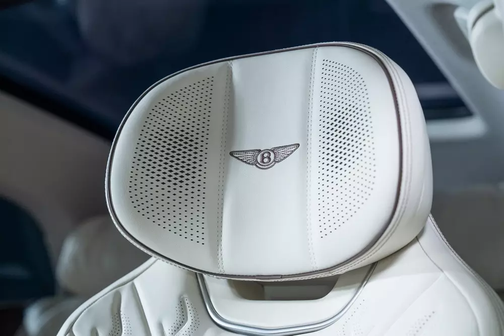 Bentley Torcal sở hữu loa tích hợp vào tựa đầu ghế trước