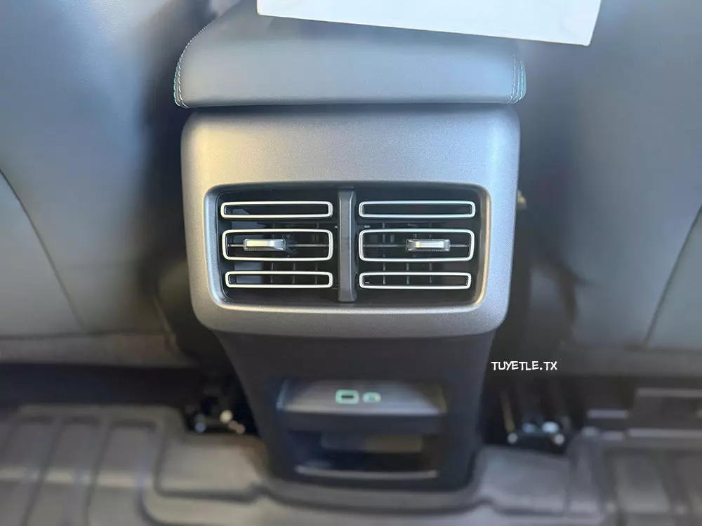 Cửa gió dành cho hàng ghế sau của BYD Sealion 5