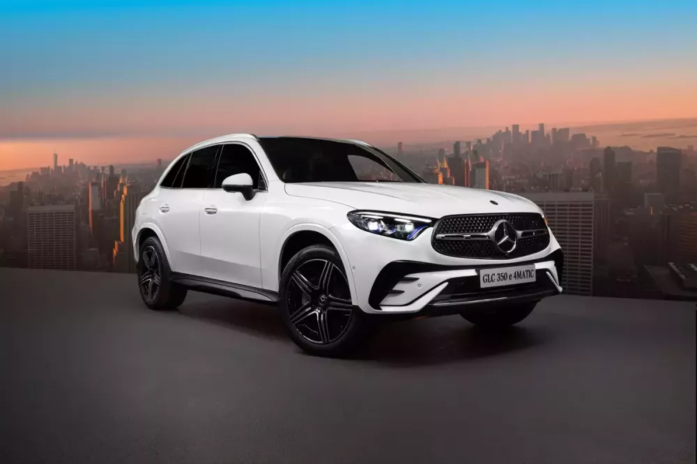 glc350e-4matic-1-a209-1 Mercedes-Benz GLC tăng giá bán, thêm bản mới có thể chạy hơn 120 km không tốn 1 giọt xăng - Ảnh 1.