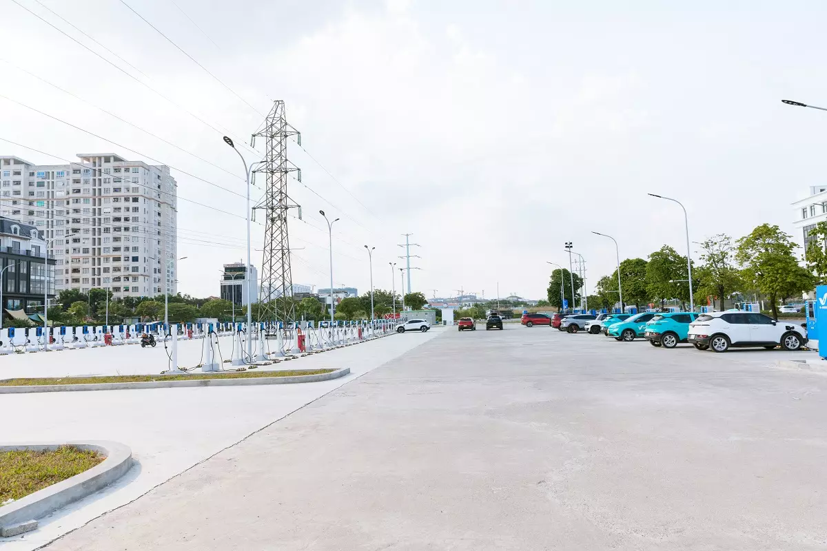Trạm sạc ô tô điện VinFast lớn nhất Việt Nam chính thức đi vào vận hành, quy mô tới 1.038 cổng - Ảnh 2.