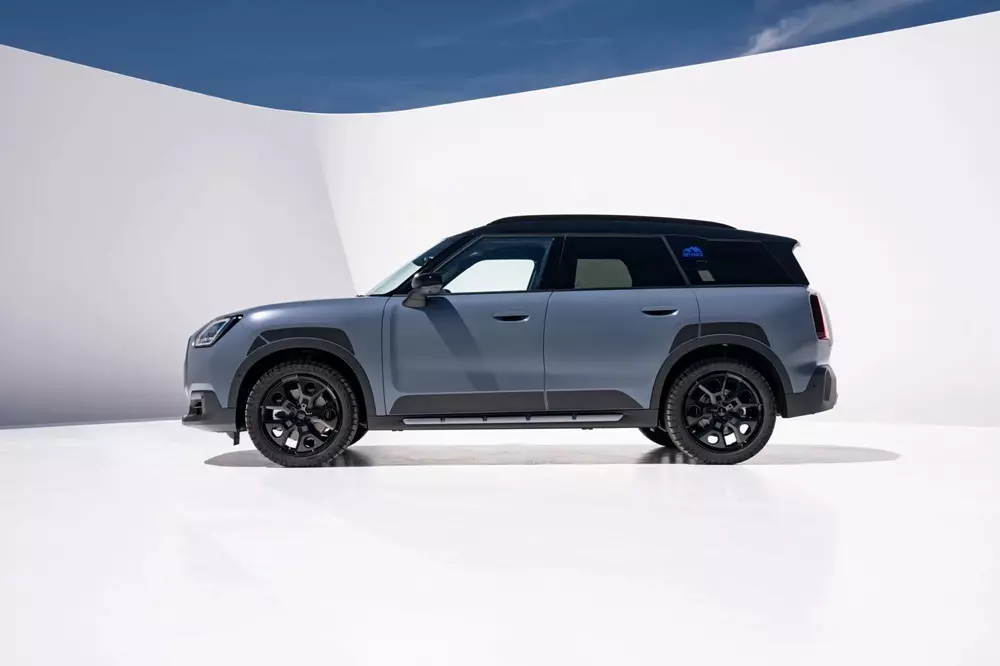 mini-countryman-untamed-edition-2027-2-f18e MINI Countryman Untamed Edition 2027 ra mắt với khoảng sáng gầm lớn hơn, trang bị sẵn lều nóc - Ảnh 2.