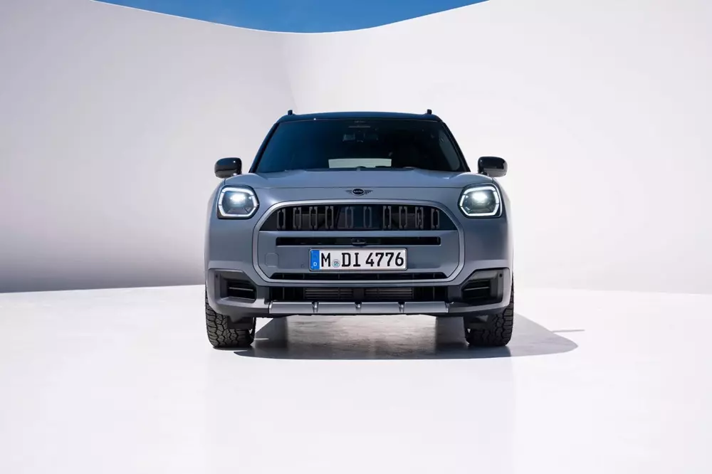 mini-countryman-untamed-edition-2027-637e MINI Countryman Untamed Edition 2027 ra mắt với khoảng sáng gầm lớn hơn, trang bị sẵn lều nóc - Ảnh 5.