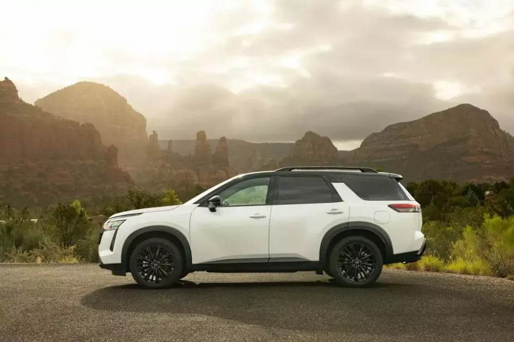 Nissan Pathfinder Special Edition 2027 được trang bị mâm 20 inch sơn đen