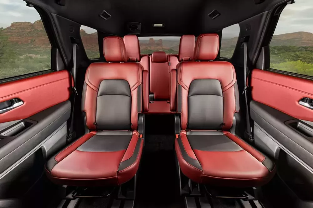 Nissan Pathfinder Special Edition 2027 được trang bị ghế thương gia ở hàng ghế giữa