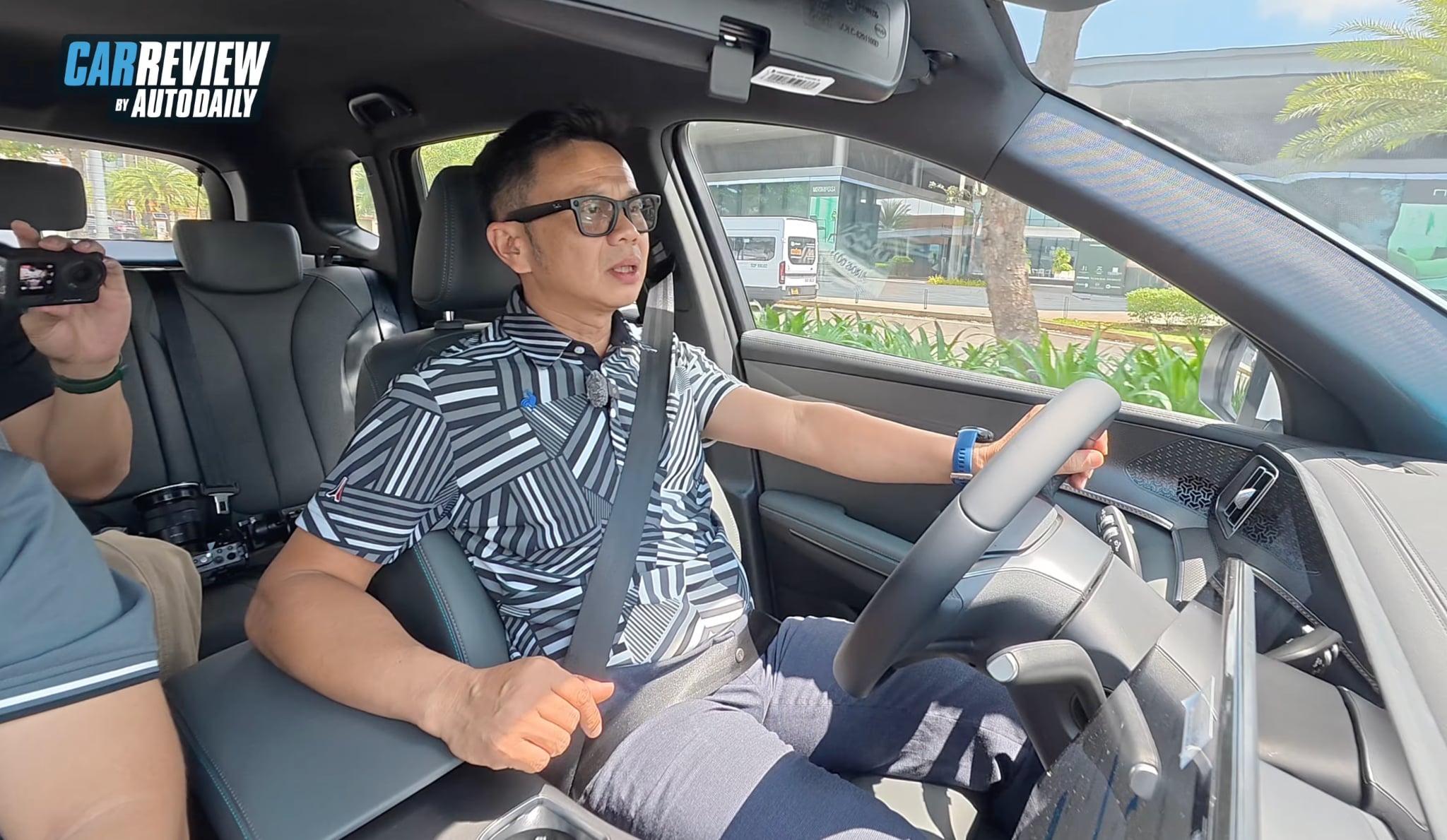 Trải nghiệm nhanh BYD Sealion 5 (709 triệu): Xe C-SUV cắm sạc chạy 1.100 km có đáng tiền?