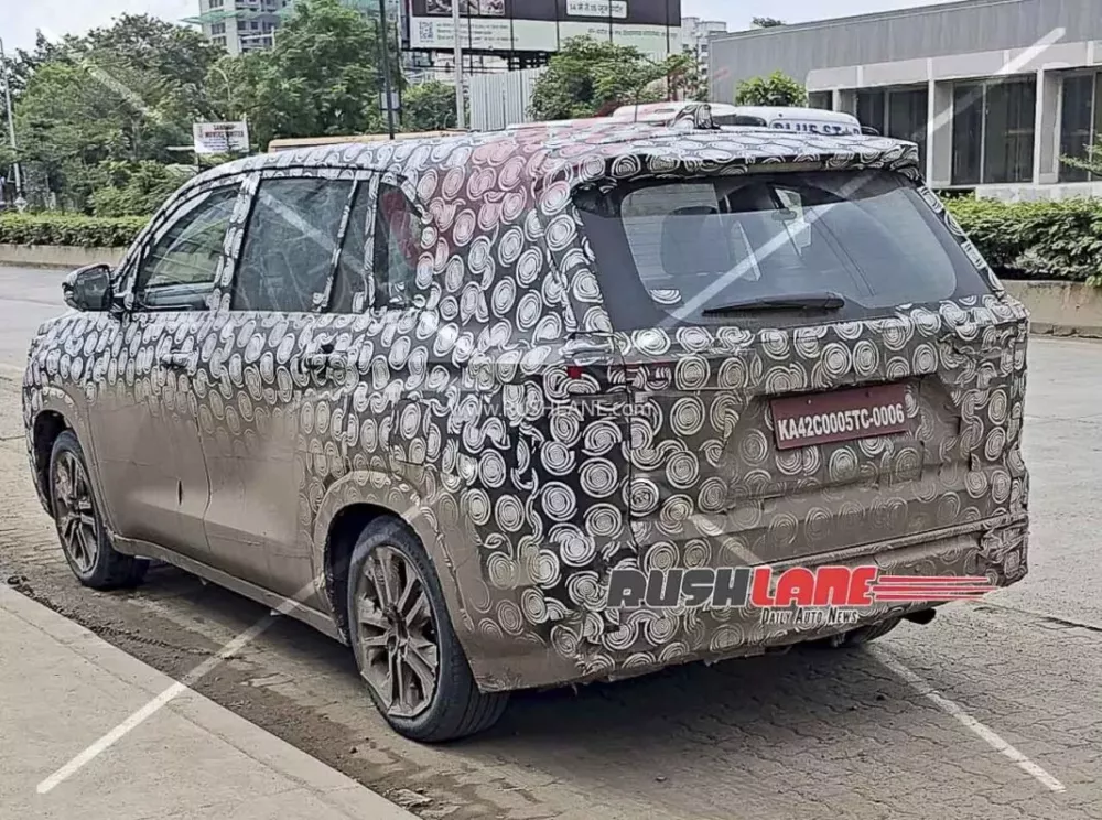 toyota-innova-cross-2027-3-a704 Toyota Innova Cross 2027 lộ diện với thiết kế đầu xe như Hilux, dự kiến ra mắt vào tháng sau - Ảnh 7.